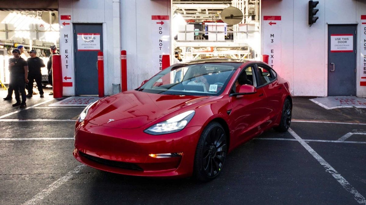 Tesla z požičovne prišla o 20 % batérie za 2 roky. Potom sa stalo niečo, čo nového majiteľa šokovalo Tesla Fremont Factory: 2 millionth electric car produced (Model 3)
