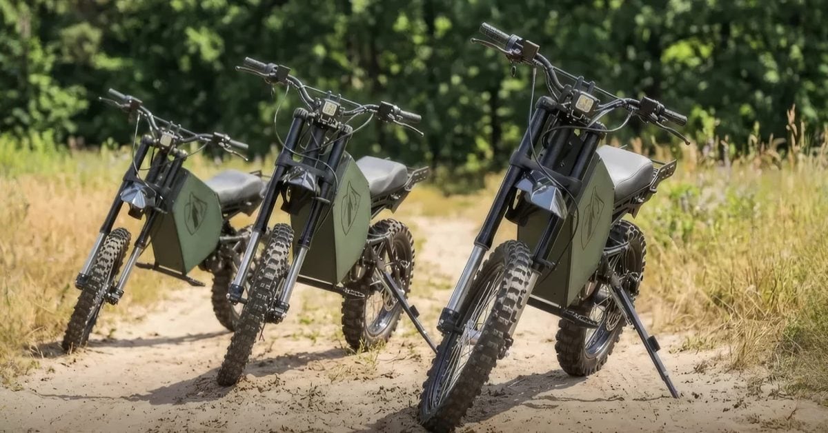 Ukrajinský vojak na elektrickej motorke Wolfstorm v teréne
