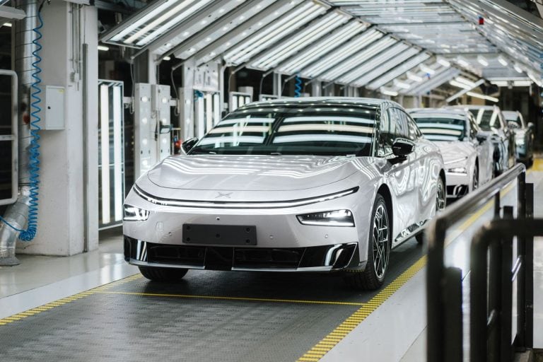 Elektromobily značky Xpeng schádzajúce z výrobnej linky v rakúskom Grazi