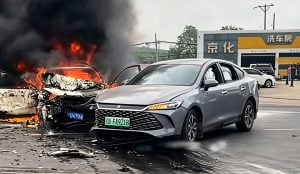Požiar benzínovej Mazdy po kolízii s čínskym hybridom BYD
