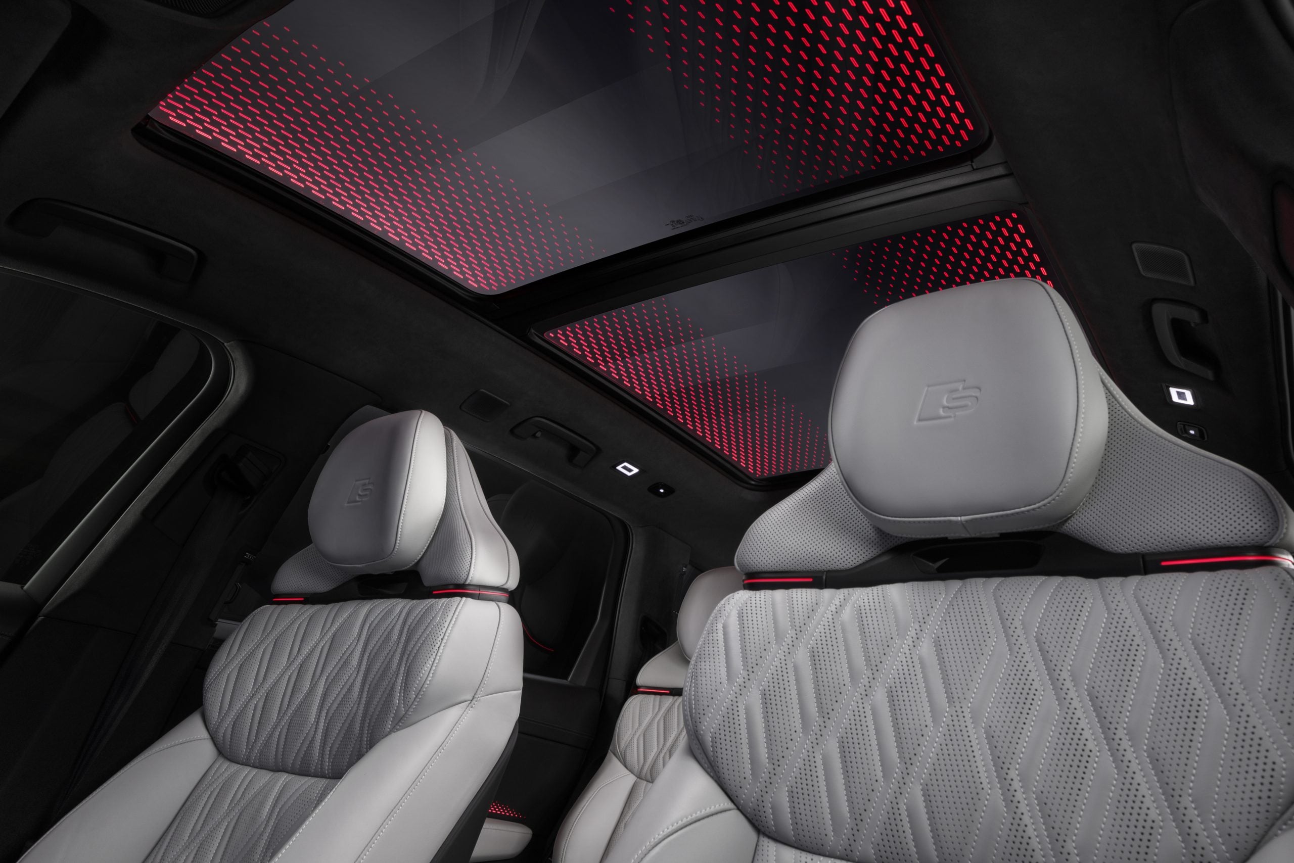 Audi Q9 TDI nové luxusné auto interiér strešné okno