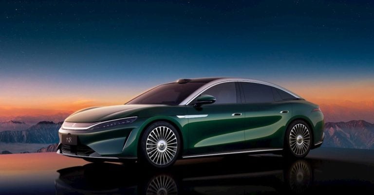 Elektrický sedan BYD Great Han v profile