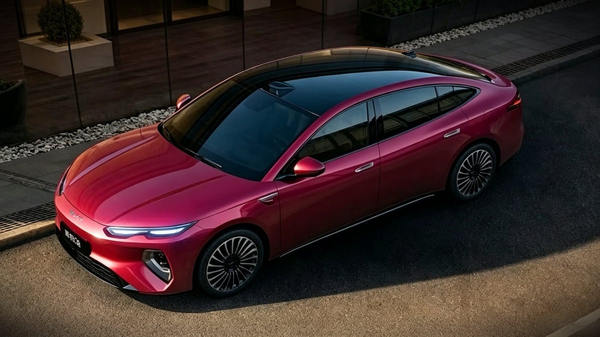 Šialenstvo v Číne: Nový BYD má 65 000 objednávok za 30 hodín Červený BYD Seal 08 sedan na pódiu