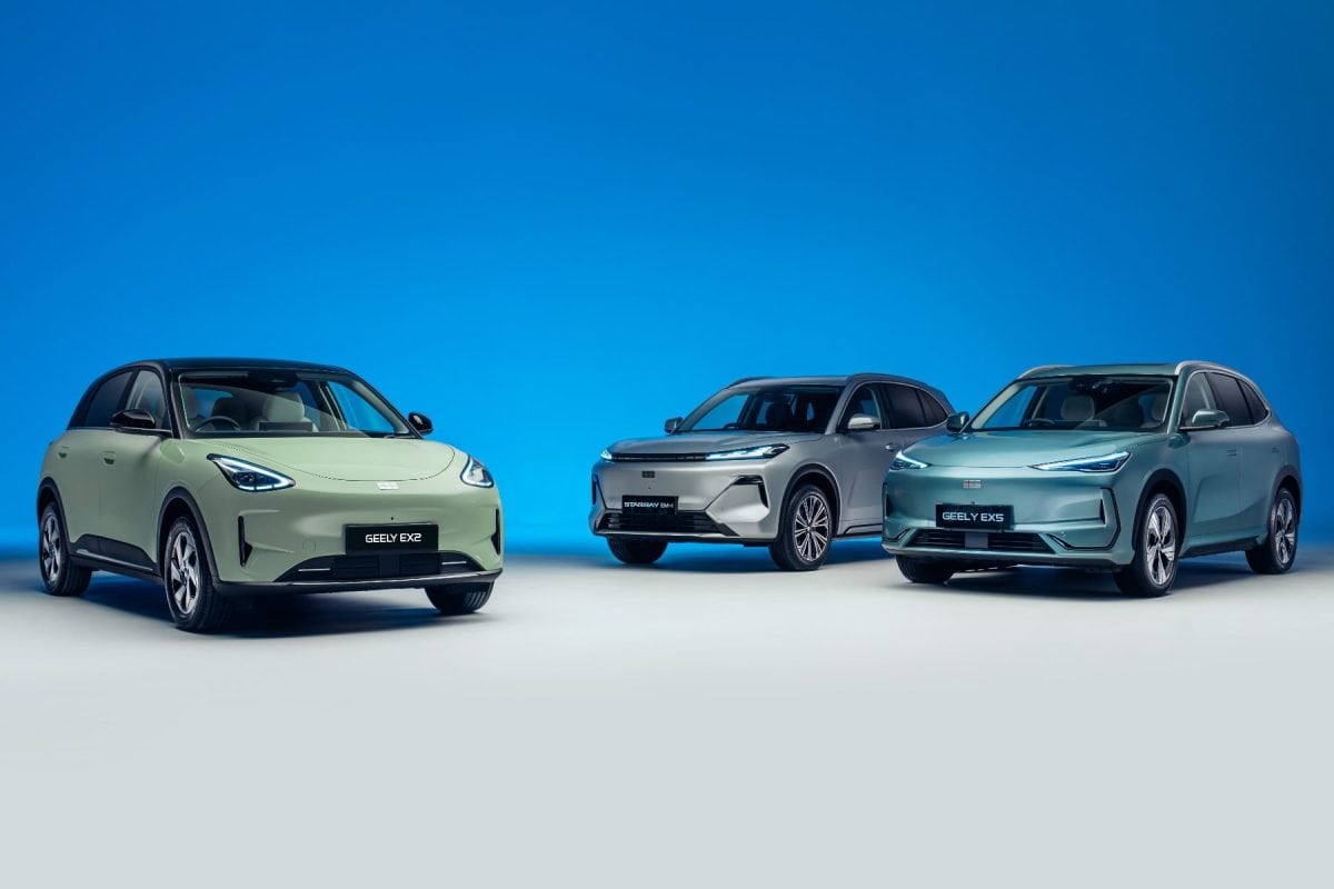Populárny čínsky elektromobil prichádza do Európy. Pri cenovke 25 000 € mu bude ťažké odolať Geely EX2 compact electric crossover on a city street