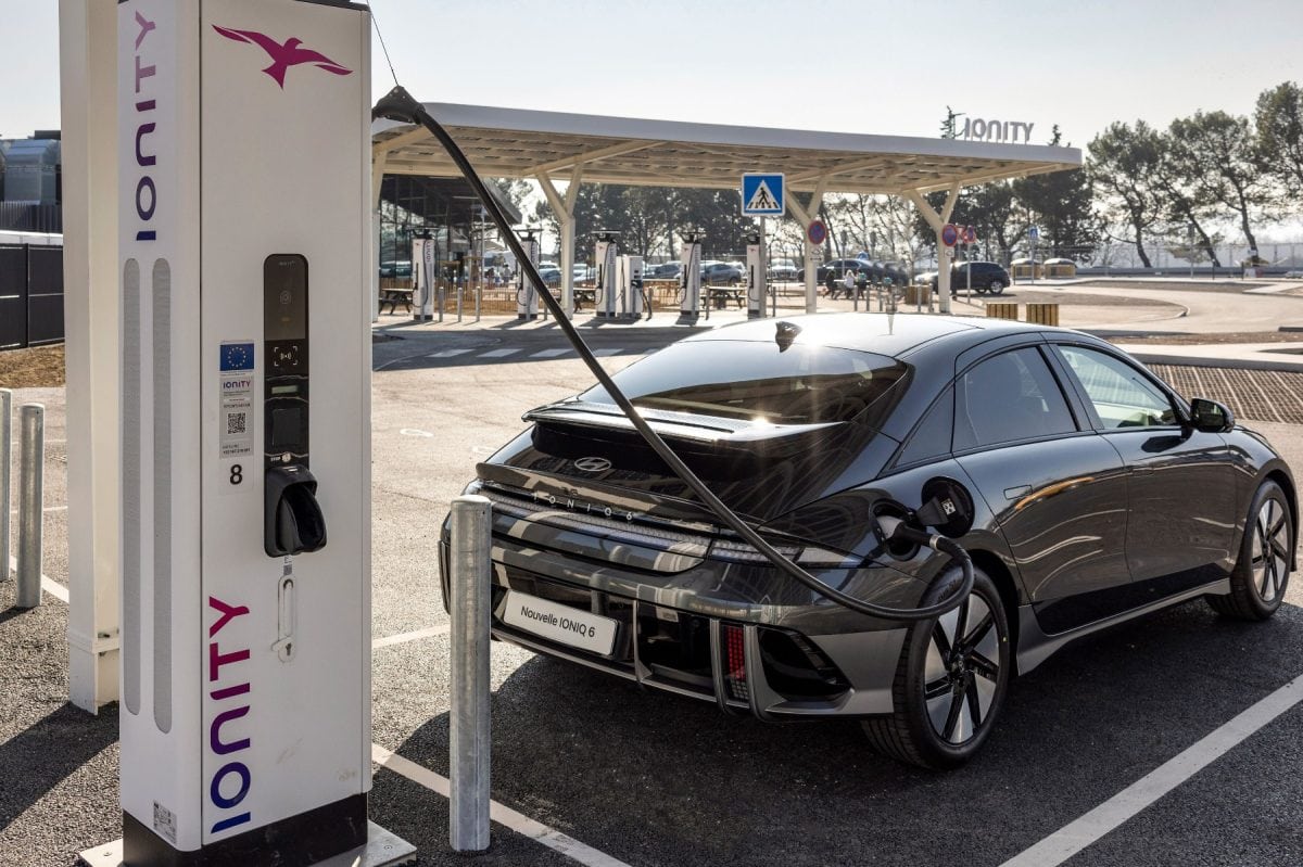 Veľká zľava na nabíjanie už aj na Slovensku. Hyundai k nám prináša sieť s 30 % úsporou Elektromobil Hyundai na nabíjacej stanici