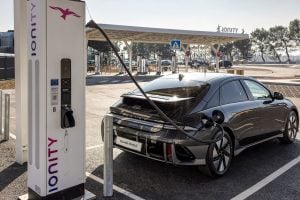 Elektromobil Hyundai na nabíjacej stanici