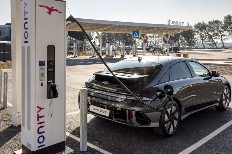 Elektromobil Hyundai na nabíjacej stanici