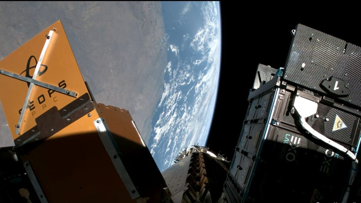Historický míľnik: SpaceX vypustil na obežnú dráhu prvý komerčný satelit s jadrovým pohonom Umelecká vizualizácia satelitov typu cubesat na obežnej dráhe Zeme upevnených na adaptéri.