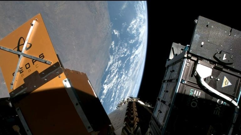Umelecká vizualizácia satelitov typu cubesat na obežnej dráhe Zeme upevnených na adaptéri.