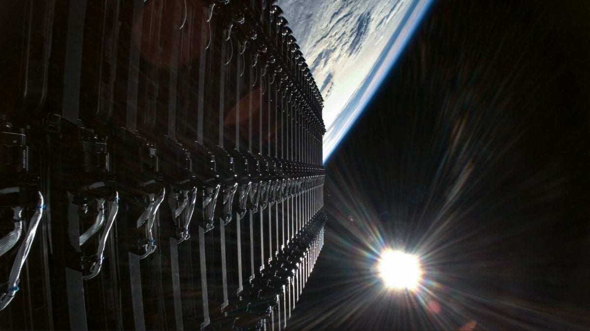 Satelity Starlink zoradené na obežnej dráhe na pozadí zakrivenia Zeme