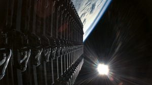 Satelity Starlink zoradené na obežnej dráhe na pozadí zakrivenia Zeme