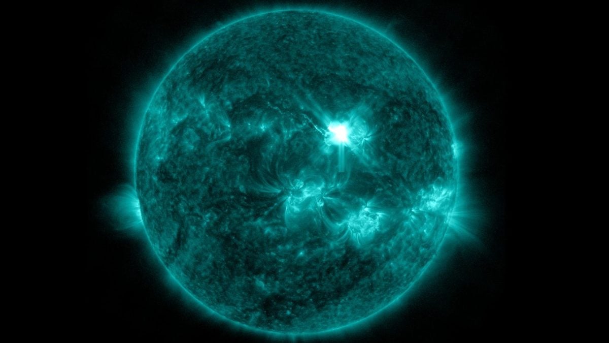 Jasná slnečná erupcia zachytená družicou NASA SDO