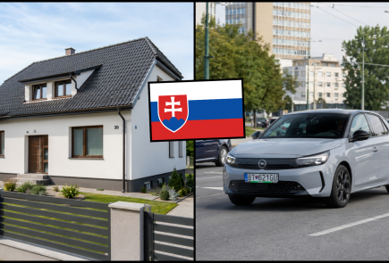 Rodinný dom a elektromobil Opel Corsa so slovenskou vlajkou