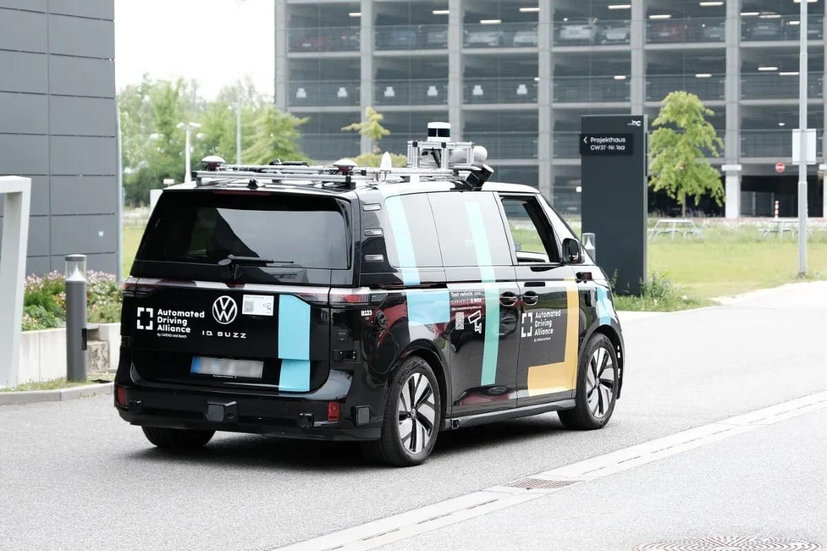 Ilustračná fotografia vývoja autonómneho riadenia a asistenčných systémov Volkswagen a Bosch