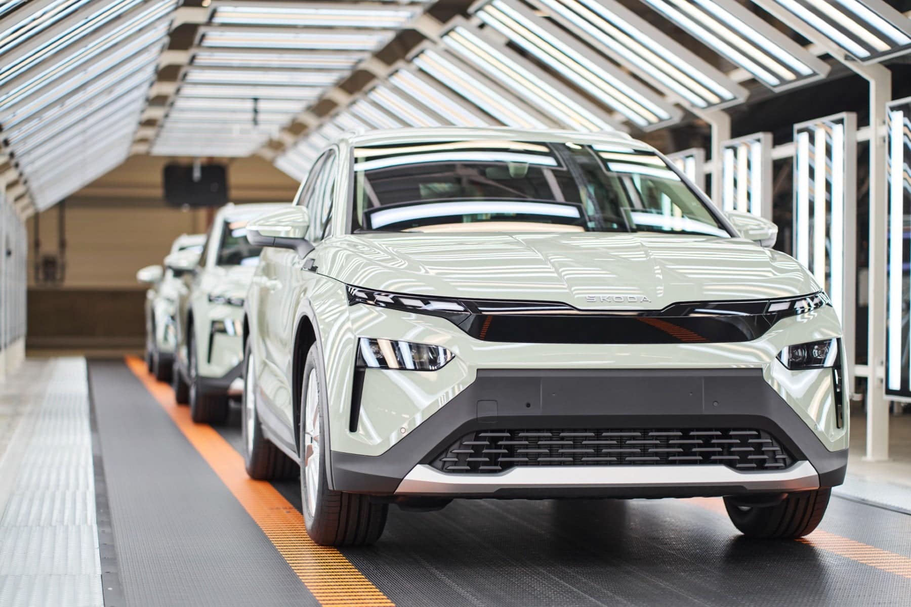 Koncernové elektromobily značiek Volkswagen a Škoda zaparkované vedľa seba