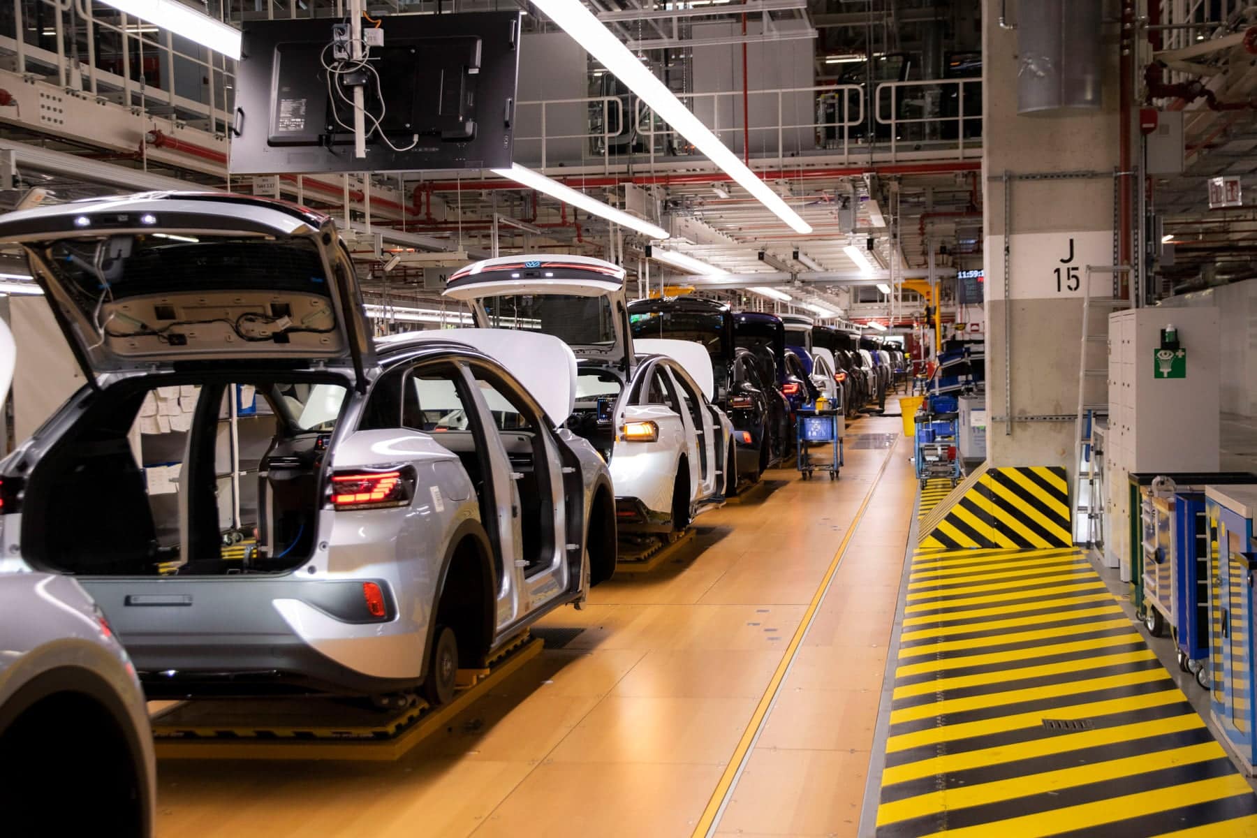 Znak automobilky Volkswagen na budove továrne