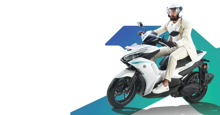 Elektrický skúter Yamaha Aerox-E na ceste