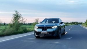 BMW pokorilo magickú métu: Elektrické SUV prešlo 1 030 km na jedno nabitie