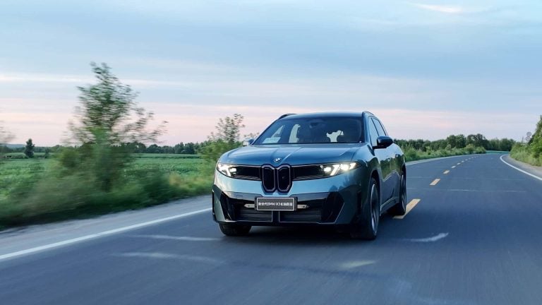 BMW pokorilo magickú métu: Elektrické SUV prešlo 1 030 km na jedno nabitie