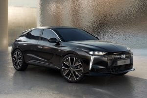 DS štartuje predaj elektrického N°4. Prémiový Francúz mieri do boja
