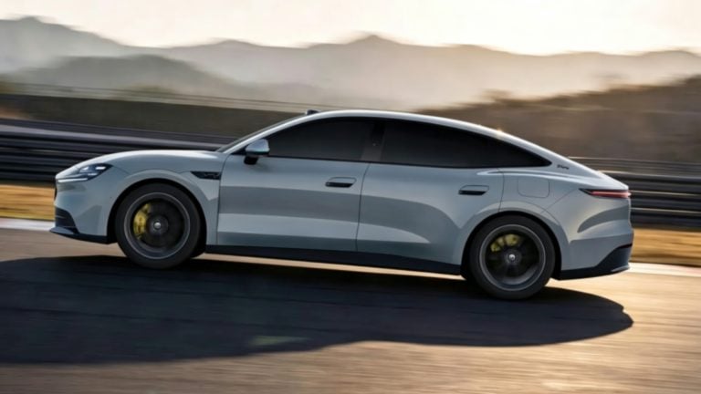 MG 07 čínsky elektromobil z profilu