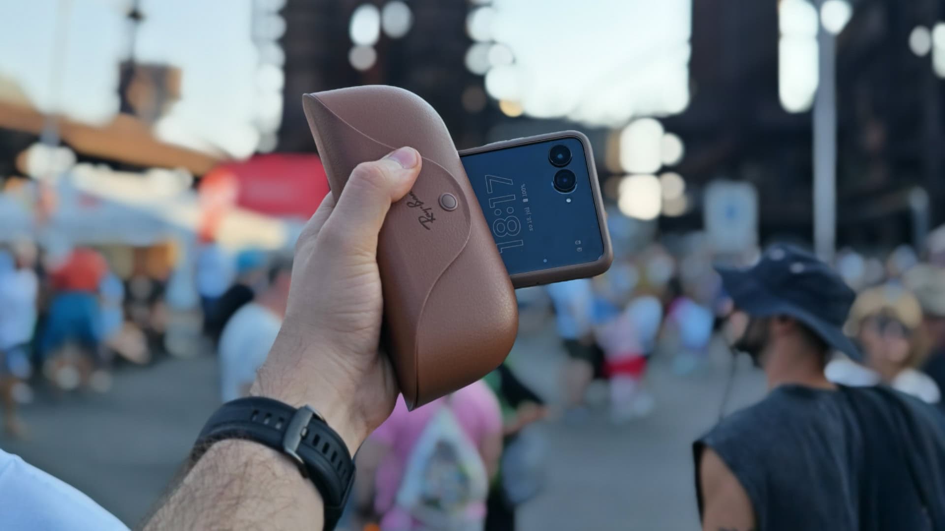 Motorola Razr 60 Ultra na festivale s puzdrom a RayBan okuliare