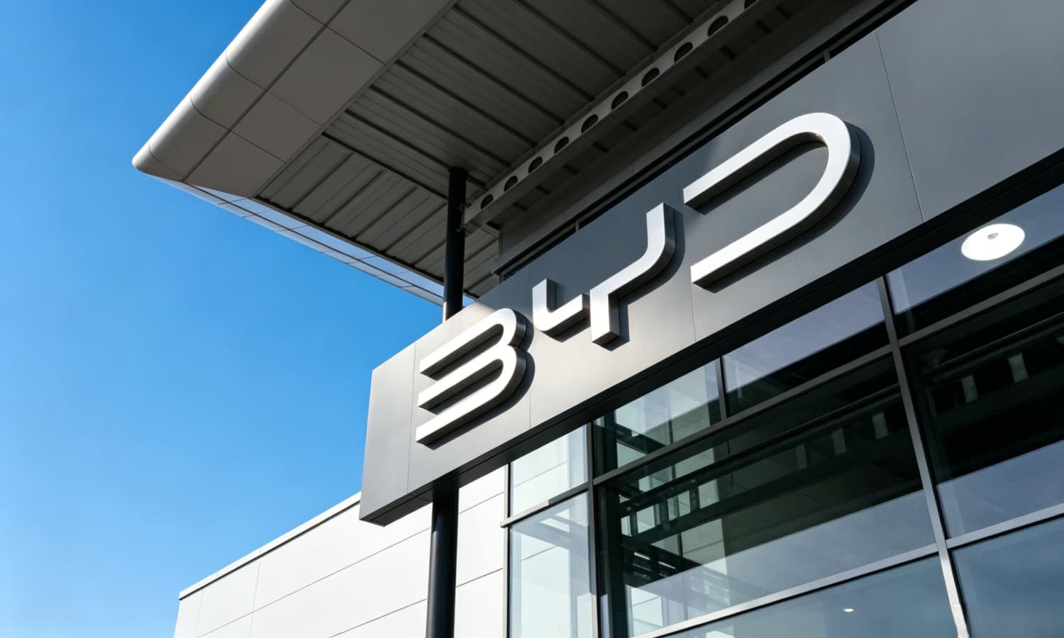Logo spoločnosti BYD na budove