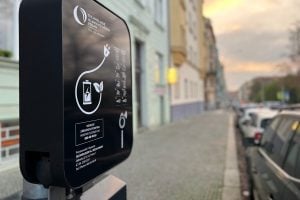 Praha stavia na inteligentné nabíjanie: Verejné osvetlenie pripraví pre tisíce áut