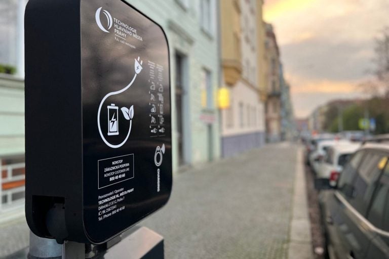 Praha stavia na inteligentné nabíjanie: Verejné osvetlenie pripraví pre tisíce áut
