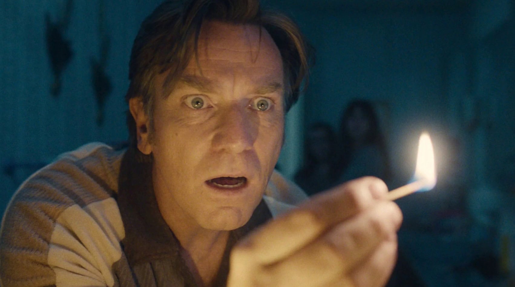 Ewan McGregor vo filme Na konci Oak Street