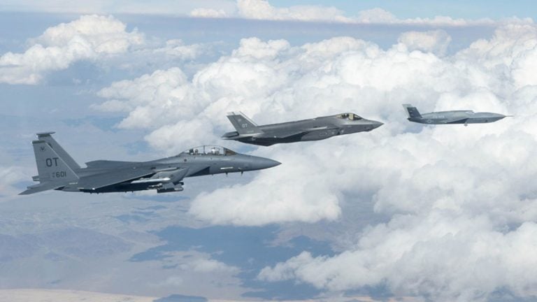Budúcnosť letectva je tu: Bojový dron FQ-42 letel po boku stíhačiek F-35 a F-15