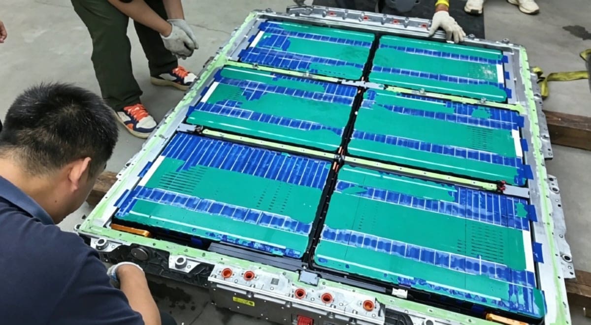 Pitva batérie BYD Blade Battery ukazuje vnútorné články a chladenie