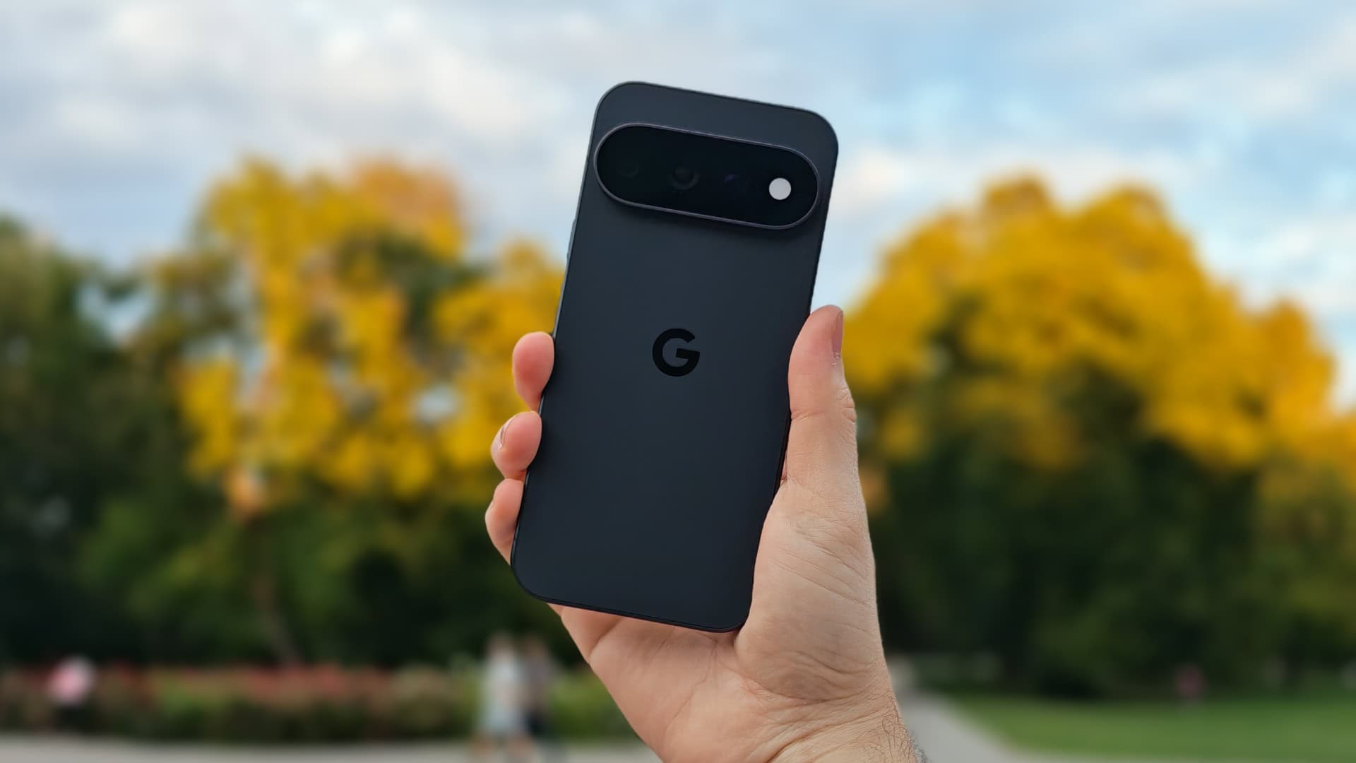 Google Pixel 11 Pro recenzia - zadná strana v čiernej farbe