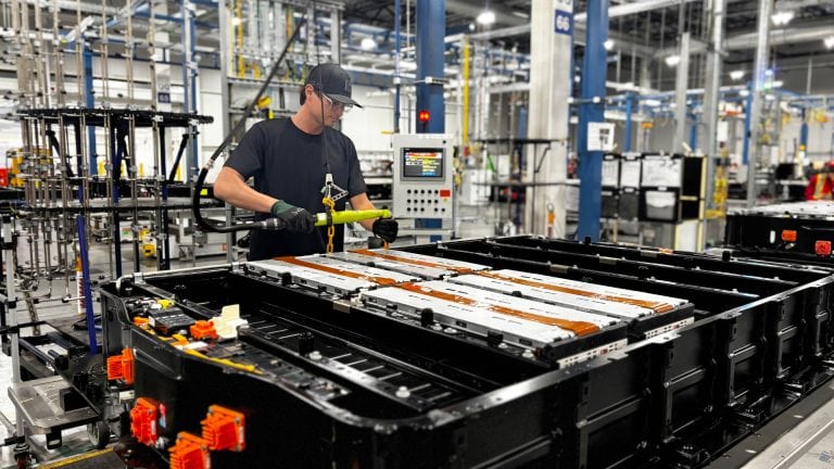 Spoločnosť General Motors uvádza na trh prvé elektromobily s batériami zo 100 % recyklovaných kritických minerálov