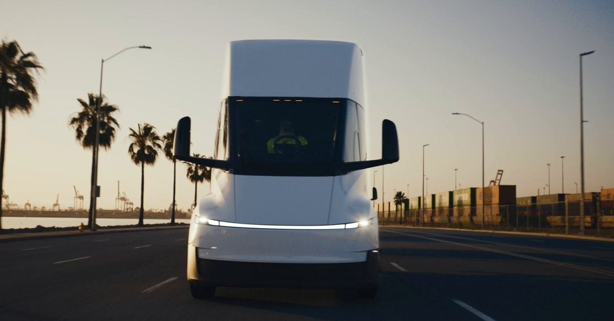 Sedem rokov čakania sa skončilo. Tesla Semi vstupuje do masovej výroby