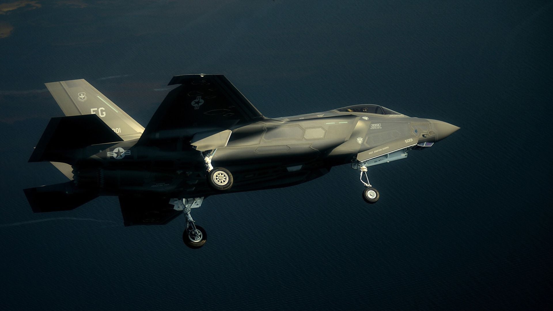 Americká stíhačka F-35 spolieha na špeciálny tvar a nátery pohlcujúce radarové vlny.
