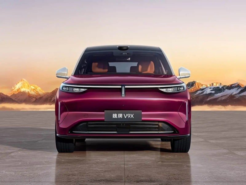 Čínska ofenzíva v segmente luxusných SUV pokračuje: Wey V9X s dojazdom neskutočných 1 700 km mieri na trh