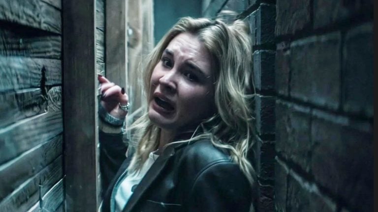 Filmová postava uteká pred Vreskotom vo filme Scream 7
