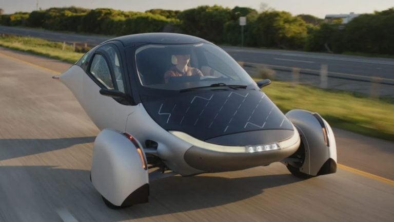 Revolučný solárny elektromobil má problém. Škrty v rozpočte investorov vydesili