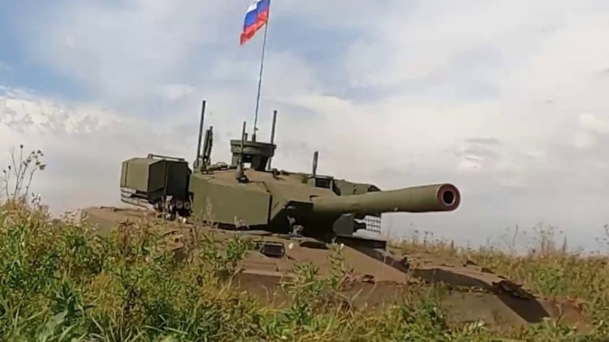 Rusi sa chceli pochváliť robotickým tankom. Museli doň posadiť vodiča a aj tak skončil v priekope Ruský robotický tank Shturm pohorel pred Putinom: Stratil signál a uviazol v blate
