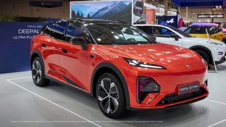 Má 254 koní a dojazd 1 000 km. Nové čínske SUV dorazilo do Európy za 36 000 €