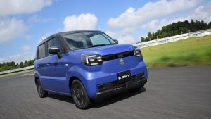 Elektromobil za 9 000 eur: Suzuki tasí zbraň s batériou od BYD a valcuje trh