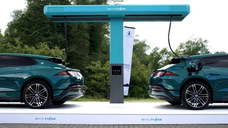 Brutálny výkon 1 500 kW v Európe: Čínsky gigant postaví tisíce nabíjačiek
