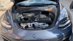 Do Tesly namontovali benzínový motor. Bizarný projekt zbankrotoval s obrovským dlhom