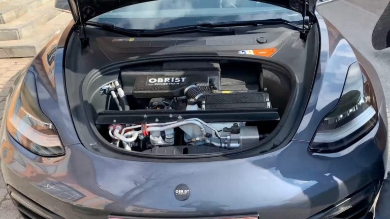 Do Tesly namontovali benzínový motor. Bizarný projekt zbankrotoval s obrovským dlhom