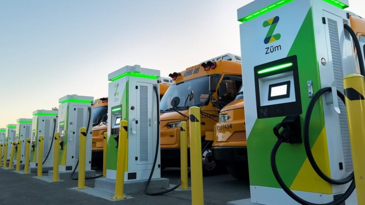 Autobusy premenili na elektráreň. Dokážu napájať až 1 000 domácností naraz a zarábajú peniaze Žlté autobusy napájajú tisíc domov. Školská flotila zarába státisíce dolárov