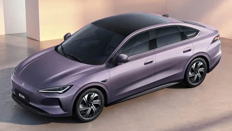 Elektromobil od Volkswagenu za 11-tisíc eur: Má dojazd 555 km a modernú AI výbavu