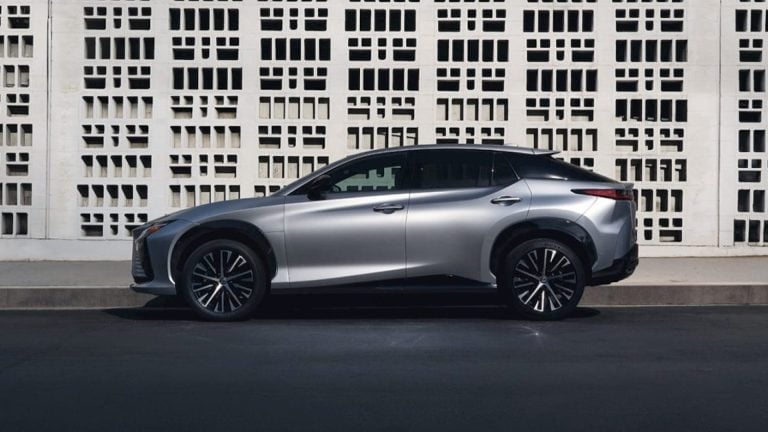 Lexus RZ prekvapuje cenou: Luxusné SUV prejde 480 km a stojí pod 50 000 dolárov