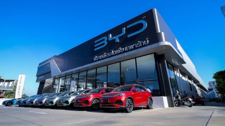 Čínsky kolos valcuje svet: BYD zamestnáva viac ľudí než štyria giganti dokopy