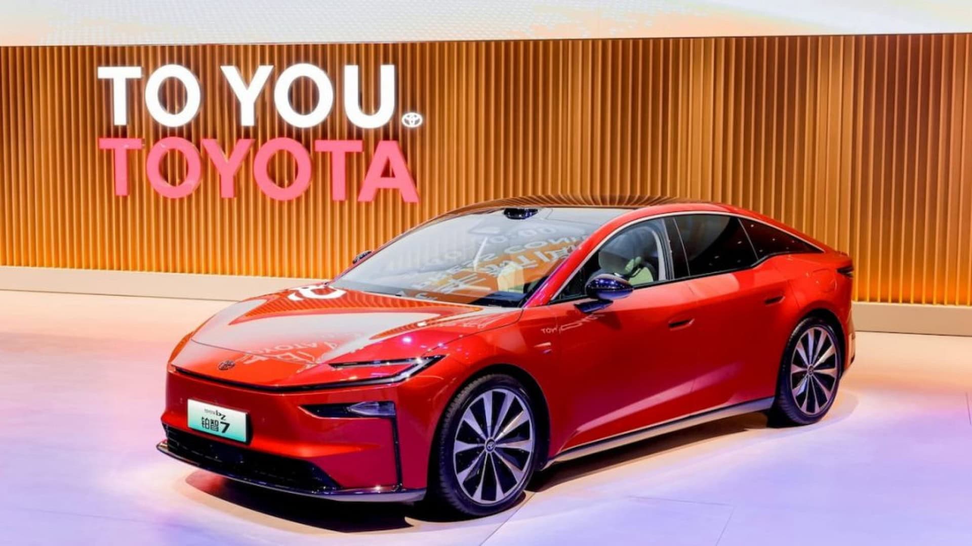 Predaje elektromobilov Toyoty vyleteli o 127 %, no gigant aj tak kráča do mínusu